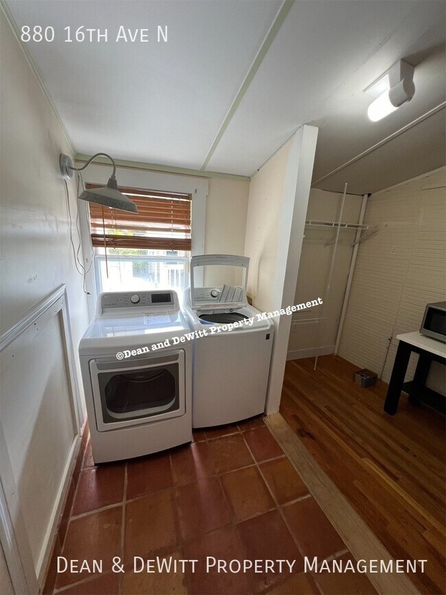 Building Photo - 880 16th Ave N