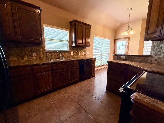 Building Photo - 4 Bed Close to OU