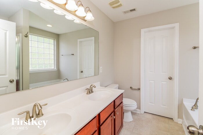Building Photo - 2456 Ingleside Dr