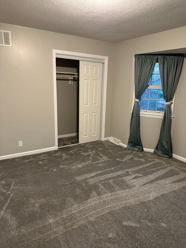 Building Photo - 203 20th Ave N