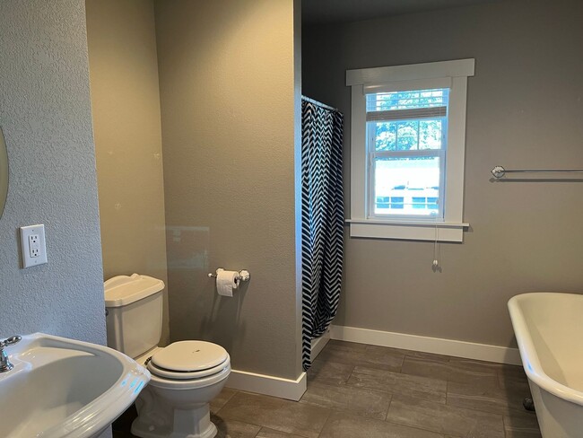 Building Photo - Update 1900's Home with 4 Bedrooms