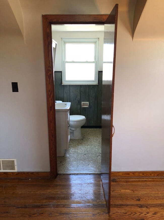 half bath - 352 N 10th St