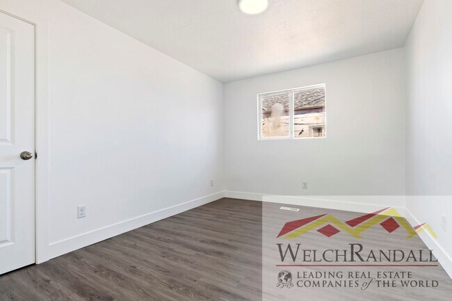 Building Photo - 3 Bed 1 Bath Available Duplex in Murray! $...