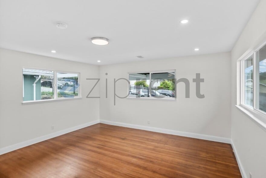 Building Photo - Unit