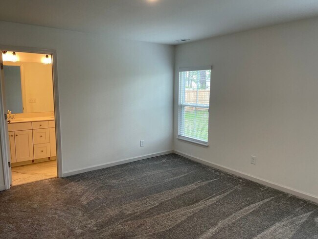 Building Photo - 961 Pine Needles Rd