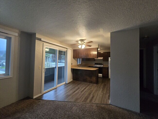 Building Photo - 146 NE Atkinson Ct