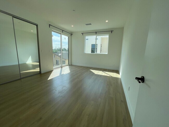 Building Photo - JUST COMPLETED MODERN TOWNHOMES! Never Liv...