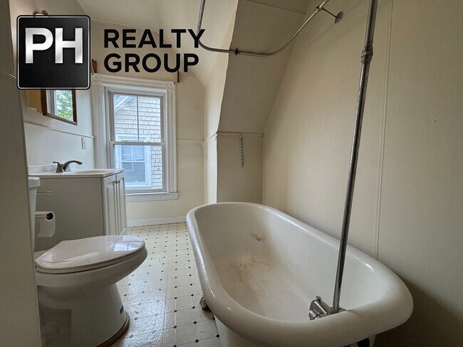 Building Photo - Park Road, Belmont, MA 02478 - 2 BR 1 BA triplex