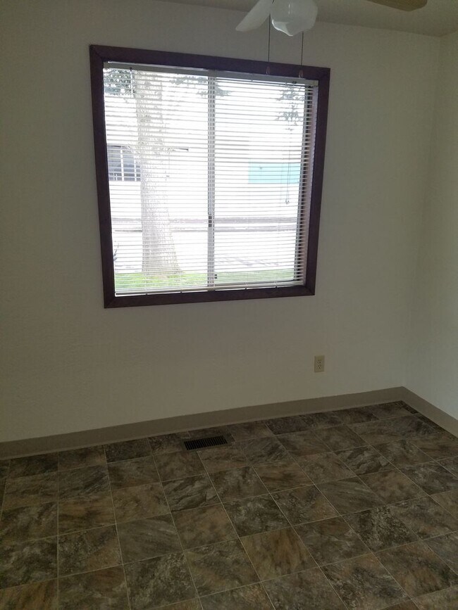 Building Photo - 2415-2425-2425 Wooddale Ave NE