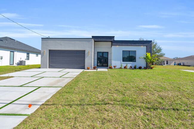 Primary Photo - 1021 Chiquita Blvd N