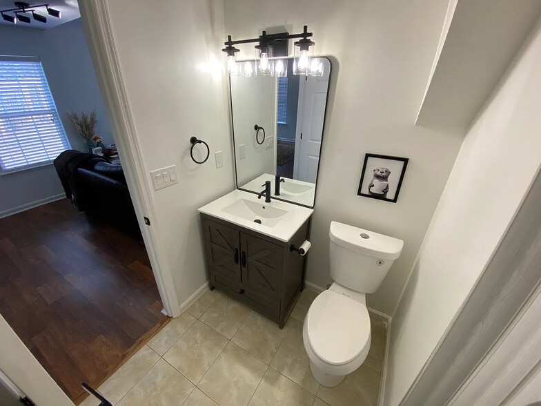 Building Photo - Room in House on Parkside Dr