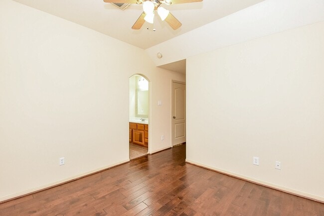 Building Photo - 28514 Hayden Park Dr