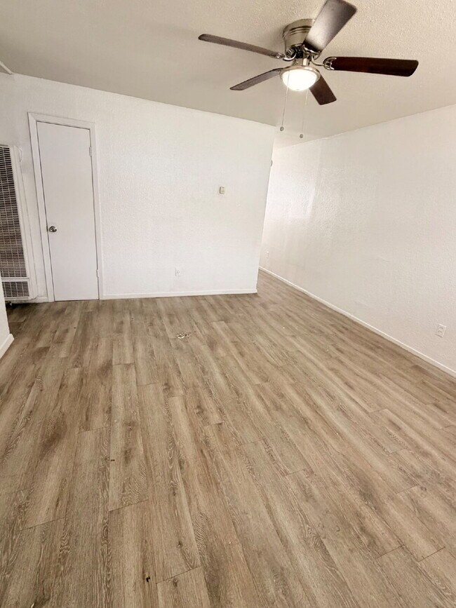 Building Photo - "Charming 2-Bed Oasis in Lubbock: Cozy Comfort at 529 42nd Street!"