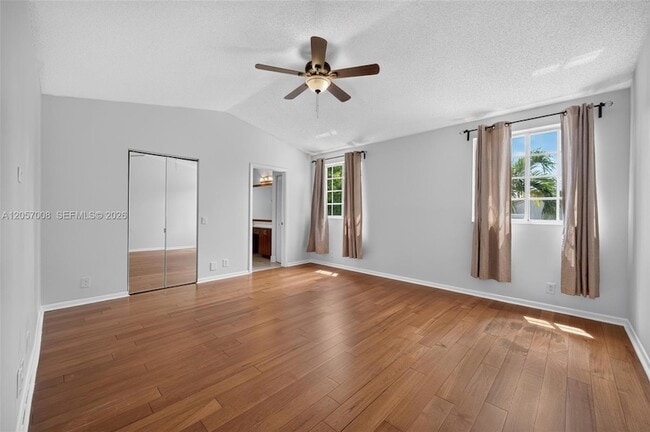 Building Photo - 498 Cambridge Ln