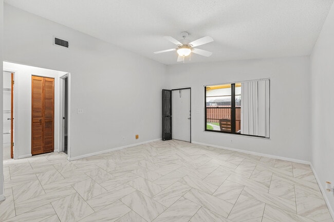 Building Photo - 8019 SE Villa Cir