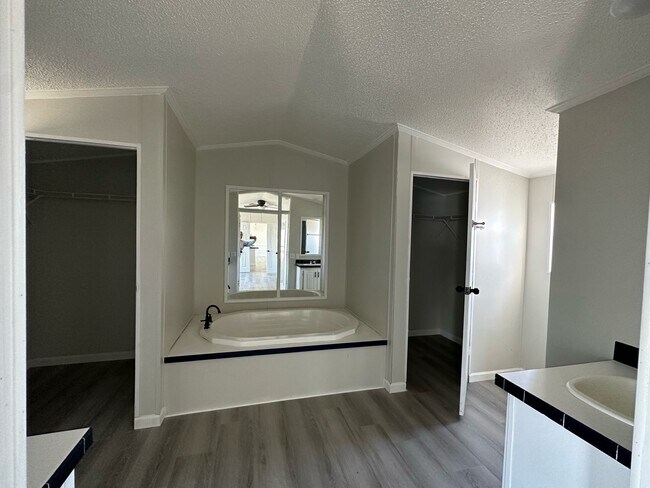 Building Photo - 1100 Rd 5894