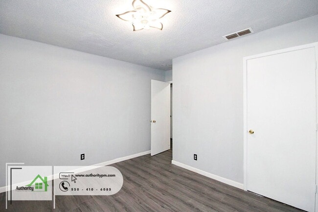 Building Photo - 2082 Martian Way