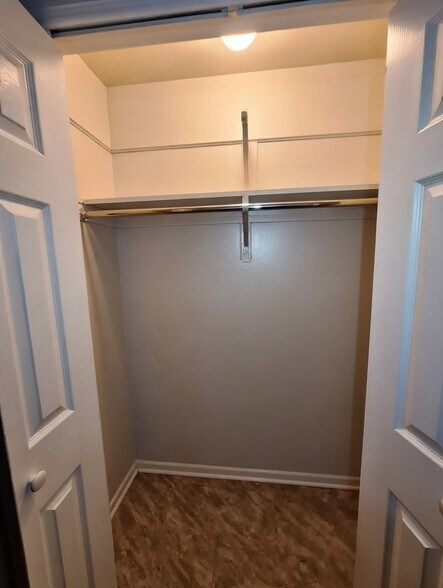 Building Photo - 1040 S York Rd