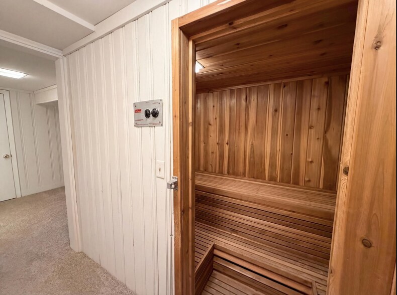 Building Photo - 8615 Virginia Cir N