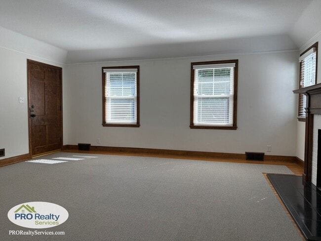 Building Photo - 2 Bedroom Upper Level Duplex Unit
