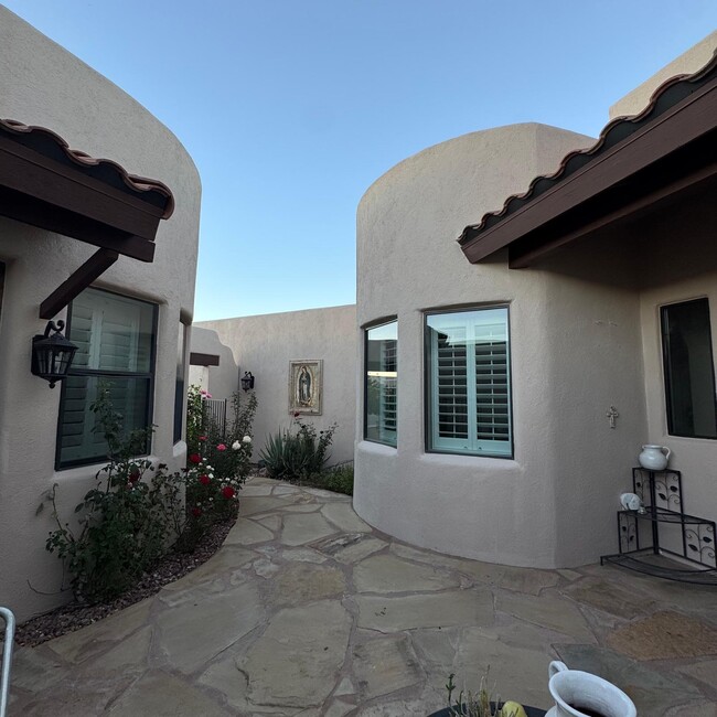 Building Photo - 1111 Vista De Los Alamos