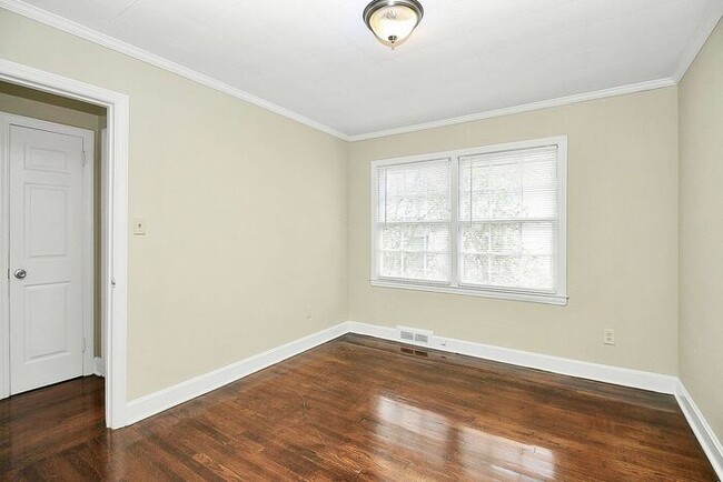Building Photo - Charming 2BD/1BA Duplex