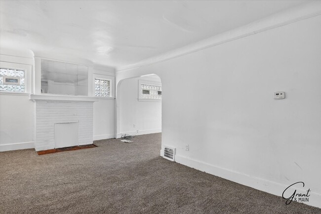 Building Photo - $1300 3 bedrooms