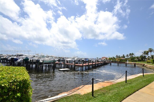 Building Photo - 160 Yacht Club Way