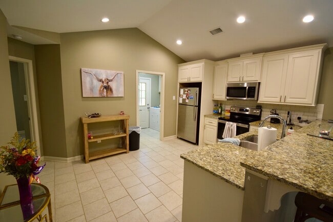 Building Photo - Beautiful Home in the Cul-de-sac