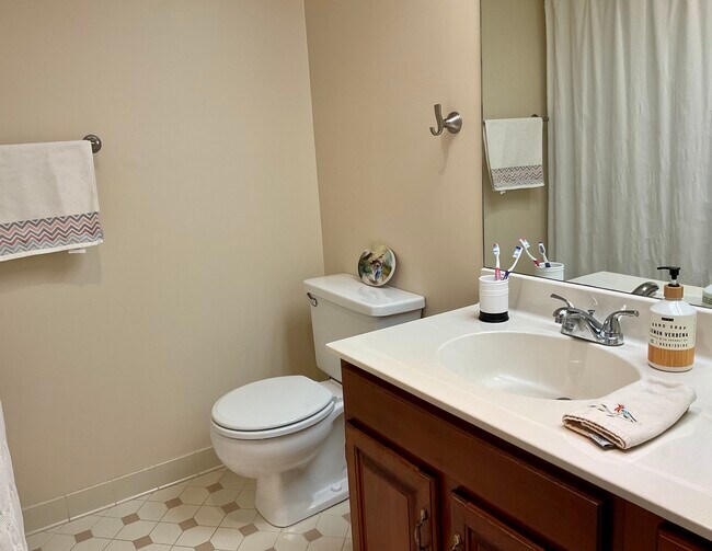 Building Photo - 284 Crescent Dr