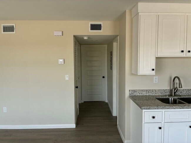 Building Photo - 705 Bustamante St