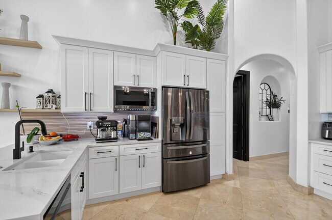 Building Photo - 10337 Trianon Pl