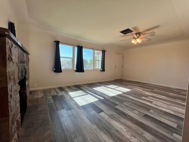 Building Photo - Madera home for rent- corner lot with solar