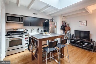 Building Photo - 1320 Pine St