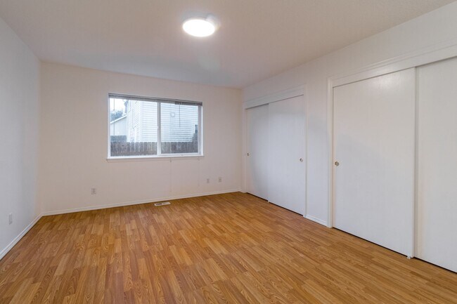Building Photo - Beautiful 3 Bed 2.5  one level Townhome wi...
