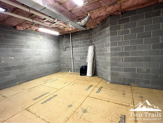 Building Photo - LUXURY MOUNTAIN LIVING IN GATED COMMUNITY