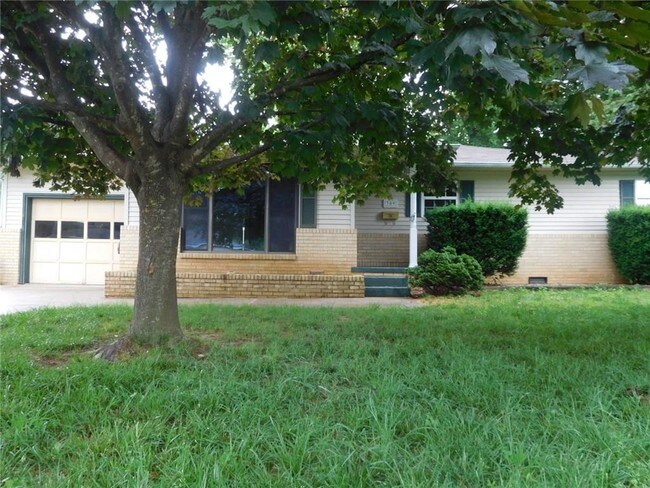 Building Photo - 309 Crestview Dr