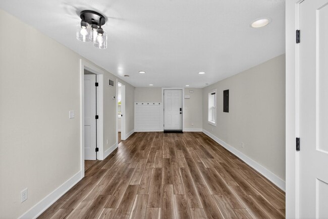 Building Photo - Newly Updated!! 3 Bedroom, 1 Bathroom Home in Des Moines!