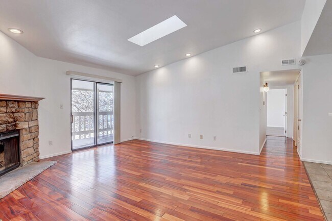 Building Photo - $1,825 - 2 Bed, 2 Bath Condo in Denver wit...