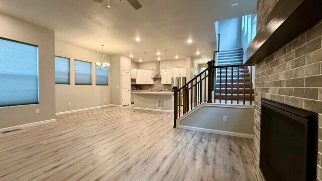 Building Photo - Modern Single-Family Home in Desirable Gol...