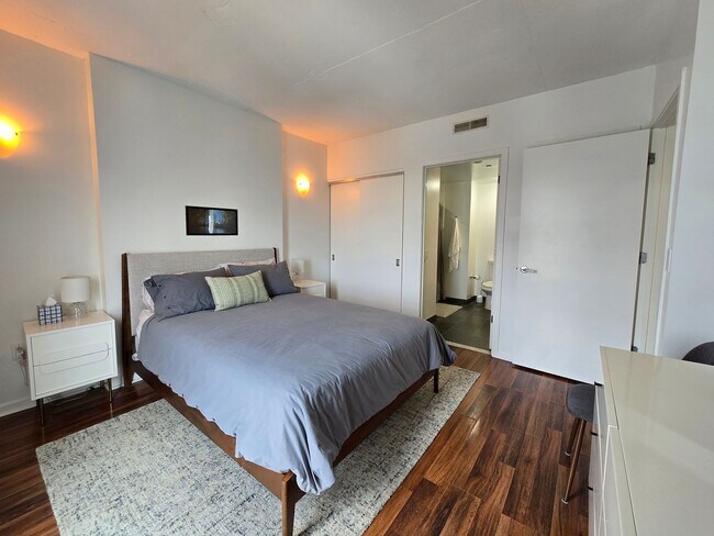 Building Photo - Beautiful bright HUGE 2 bed 2 bath with gr...