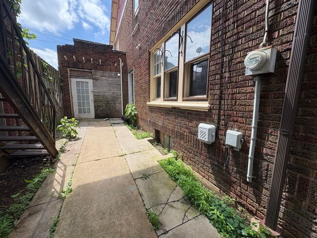 Building Photo - 3 Bedroom 1 Bathroom in York with Sunroom,...