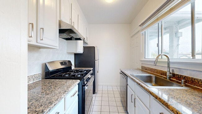 Building Photo - 216 4th Ave