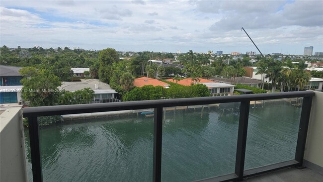 Building Photo - 9800 W Bay Harbor Dr