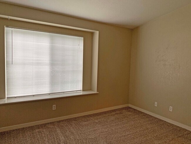 Building Photo - 1225 W Prospect Rd