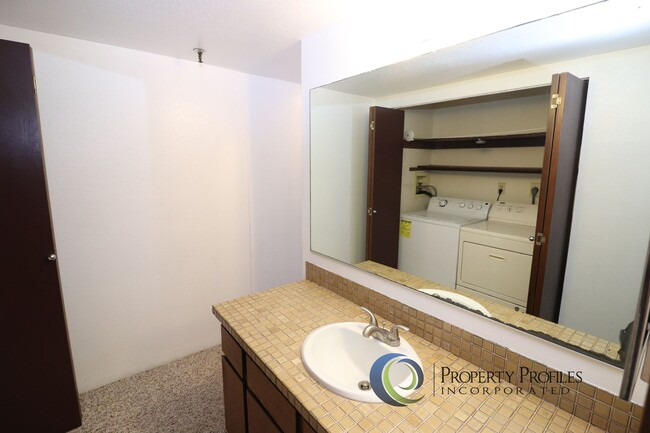 Building Photo - Park at Pearlridge - 2 bedroom 2 bath 1 parking unit - Available Now!