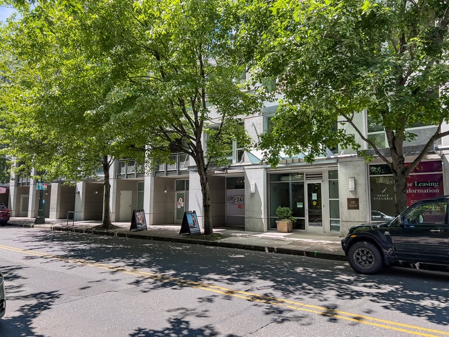 Building Photo - NW 1 Bed 1 Bath + a Den in the Pearl District! Includes W/D, Garage Parking and Storage!