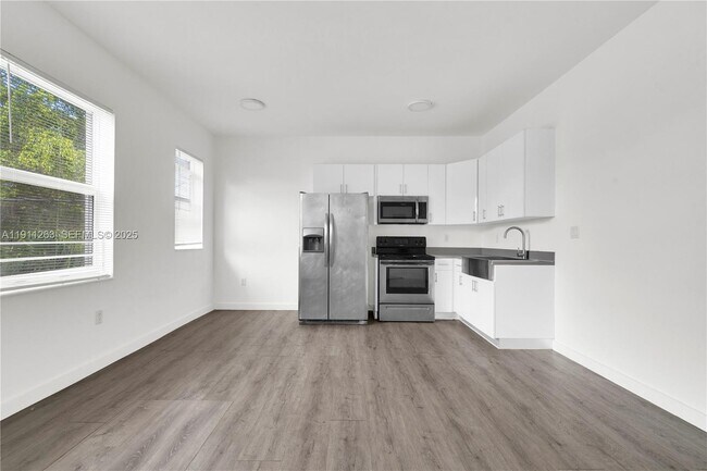 Building Photo - 402 NW 12th Ave