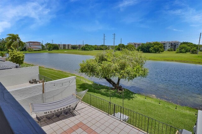 Building Photo - 9177 Fontainebleau Blvd
