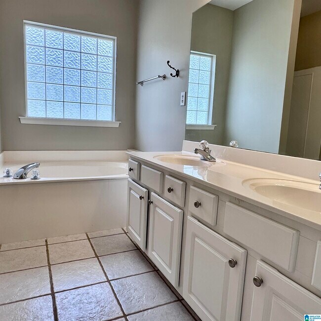 Building Photo - 821 Savannah Ln